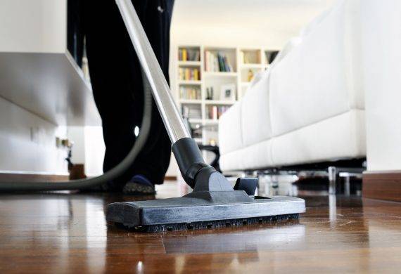 Cleaning laminate flooring